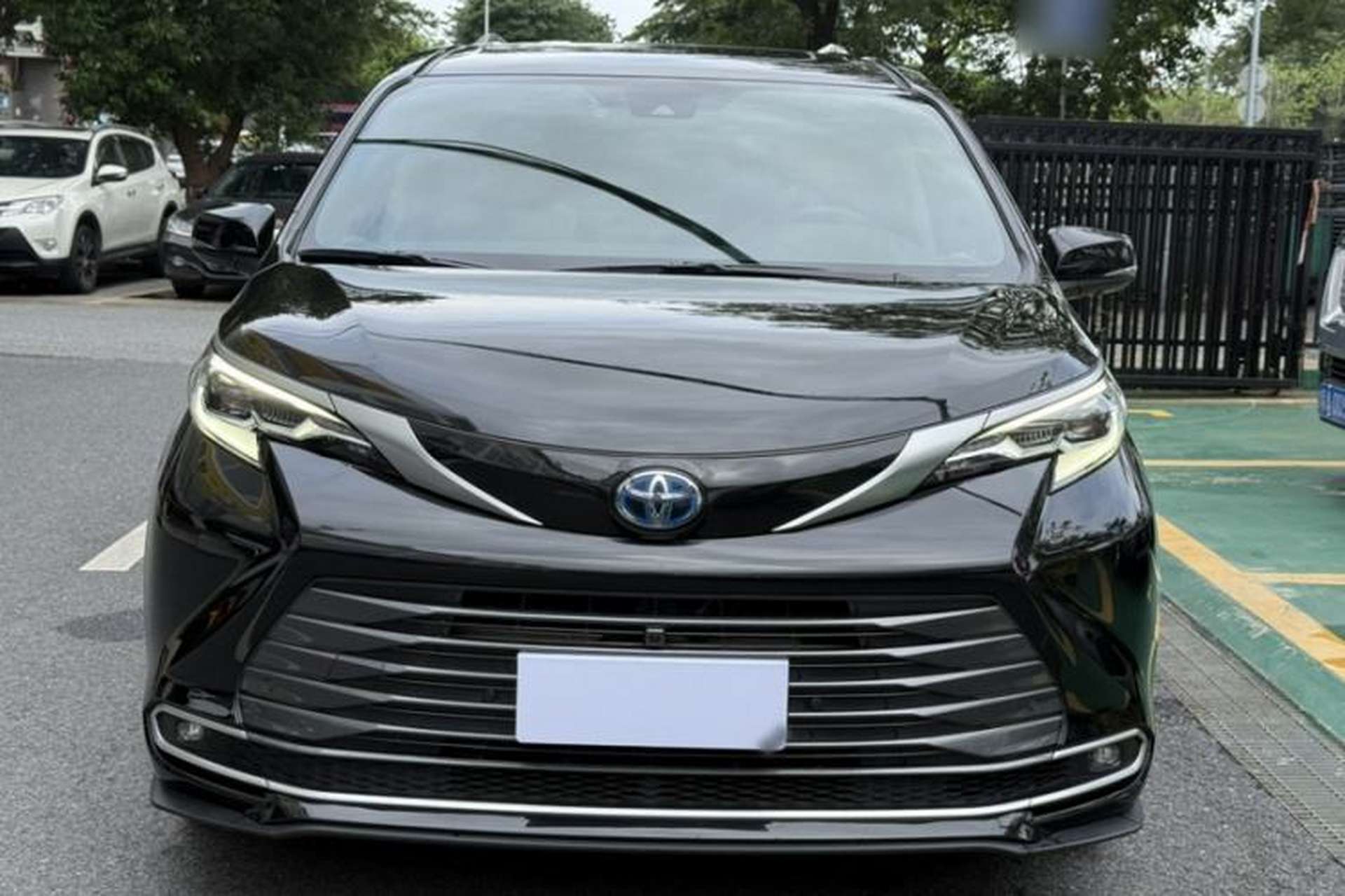Used Toyota SIENNA 2023 2.5L Hybrid Deluxe Edition Exterior 1