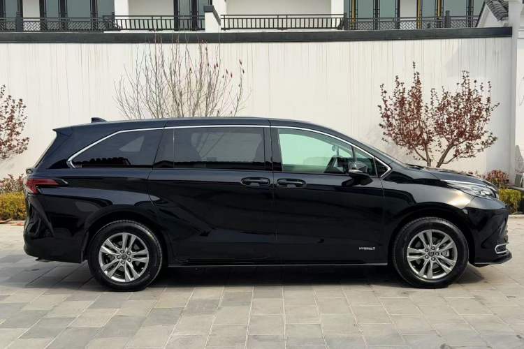 Used Toyota SIENNA 2023 2.5L Hybrid Comfort Edition Exterior 2