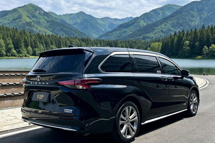 Used Toyota SIENNA 2023 2.5L Hybrid Deluxe Edition Exterior 2