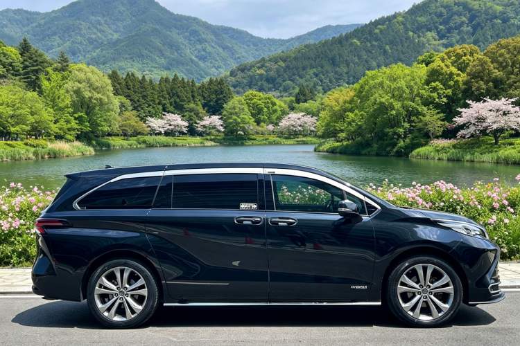 Used Toyota SIENNA 2023 2.5L Hybrid Deluxe Edition Exterior 3
