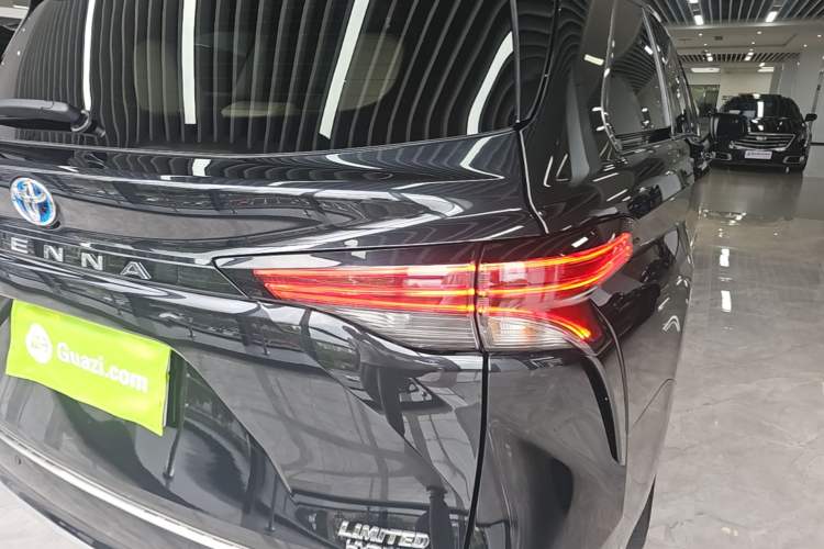 Used Toyota SIENNA 2023 2.5L Hybrid Deluxe Edition Exterior 3