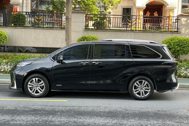 Used Toyota SIENNA 2023 2.5L Hybrid Comfort Edition Exterior 4