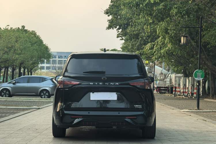 Used Toyota SIENNA 2023 2.5L Hybrid Deluxe Edition Exterior 4