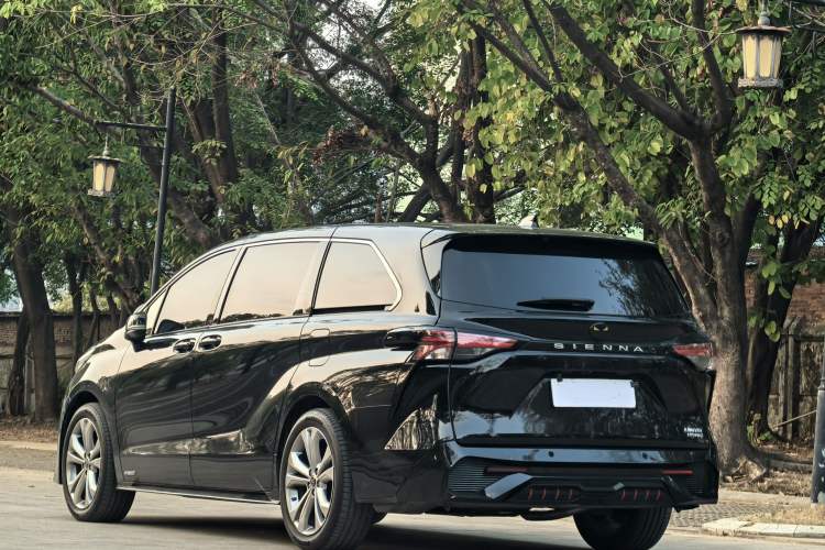 Used Toyota SIENNA 2023 2.5L Hybrid Deluxe Edition Exterior 5