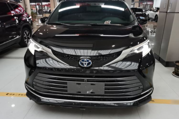 Used Toyota SIENNA 2023 2.5L Hybrid Deluxe Edition Front