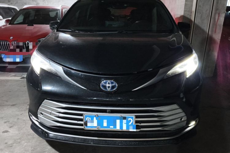 Used Toyota SIENNA 2023 2.5L Hybrid Platinum Edition Front