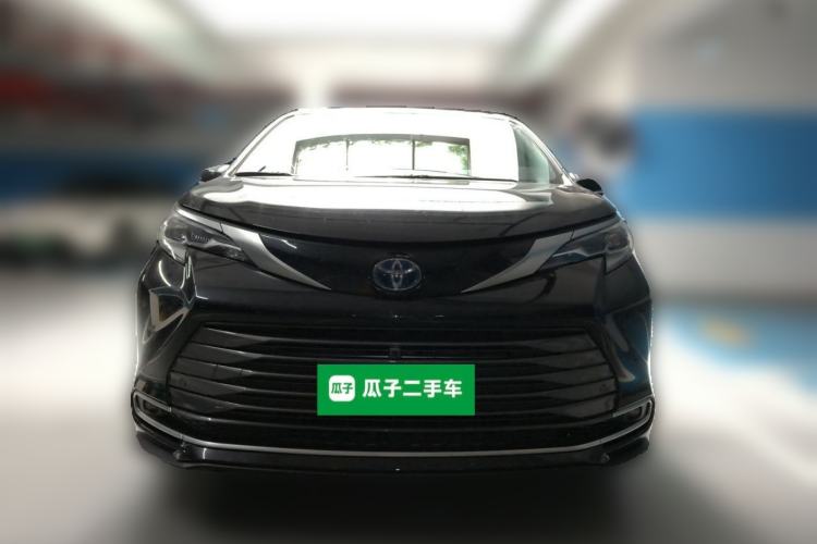 Used Toyota SIENNA 2023 2.5L Hybrid Deluxe Edition Front