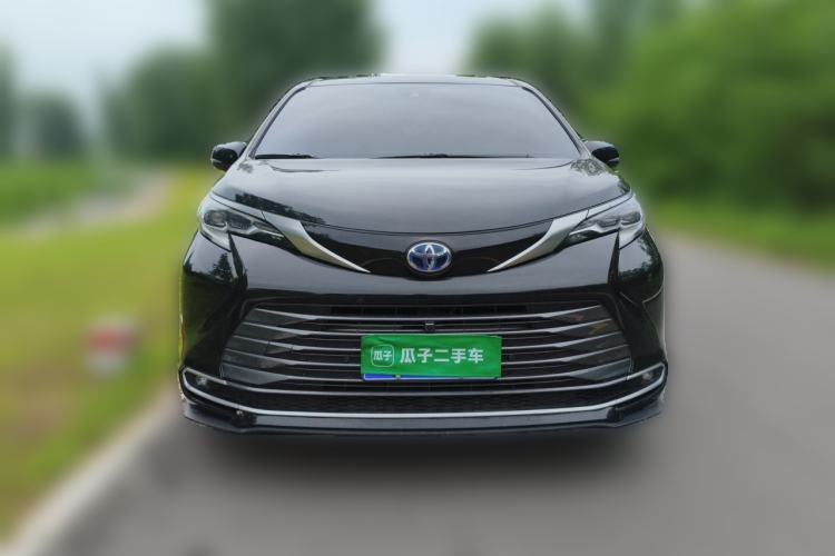 Used Toyota SIENNA 2023 2.5L Hybrid Deluxe Edition Front