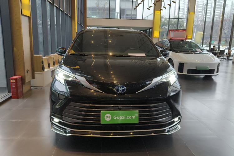 Used Toyota SIENNA 2023 2.5L Hybrid Deluxe Edition Front