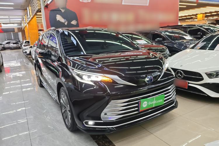 Used Toyota SIENNA 2023 2.5L Hybrid Platinum Edition Front Right 45 Deg