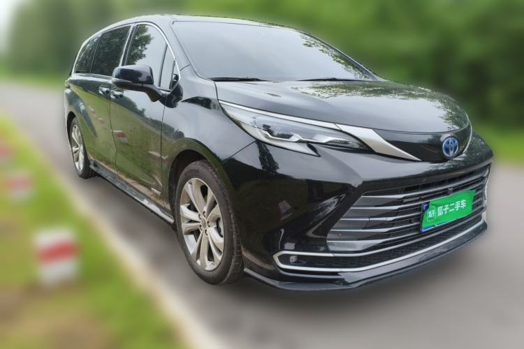 Used Toyota SIENNA 2023 2.5L Hybrid Deluxe Edition Front Right 45 Deg