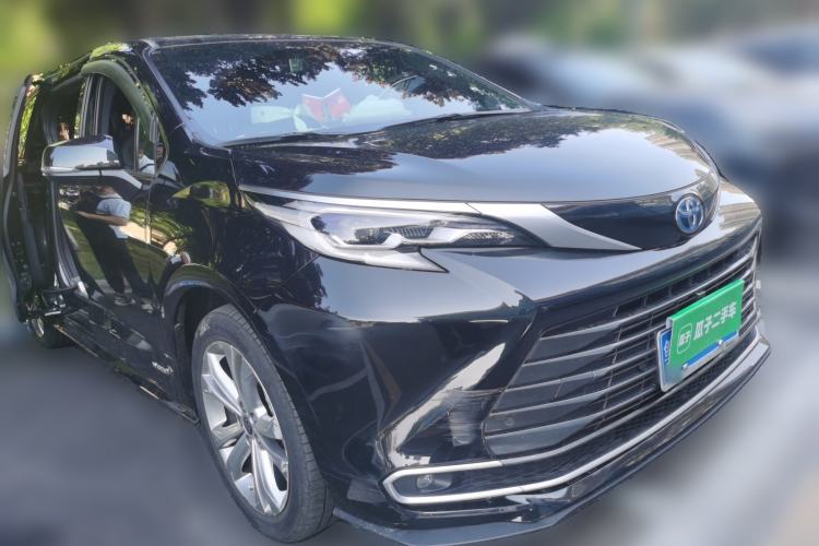 Used Toyota SIENNA 2023 2.5L Hybrid Deluxe Edition Front Right 45 Deg