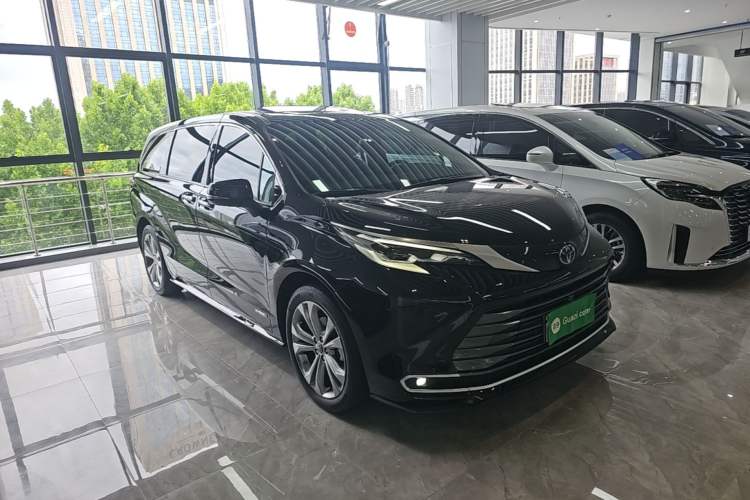 Used Toyota SIENNA 2023 2.5L Hybrid Deluxe Edition Front Right 45 Deg
