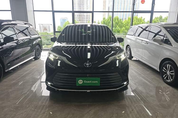 Used Toyota SIENNA 2023 2.5L Hybrid Deluxe Edition Front