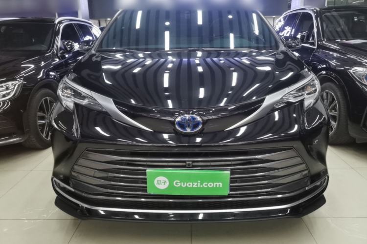 Used Toyota SIENNA 2023 2.5L Hybrid Deluxe Edition Front