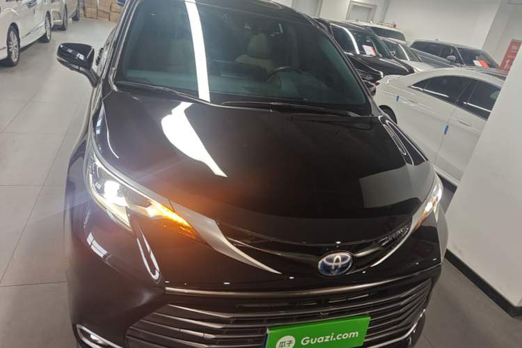 Used Toyota SIENNA 2023 2.5L Hybrid Deluxe Edition Front
