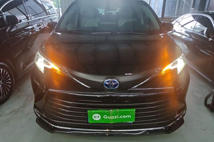Used Toyota SIENNA 2023 2.5L Hybrid Comfort Edition Front