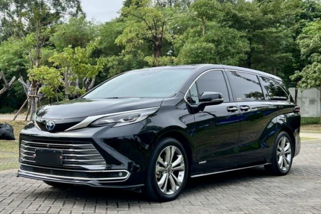 Ojetý Toyota SIENNA 2023 2.5L Hybrid Deluxe Edition