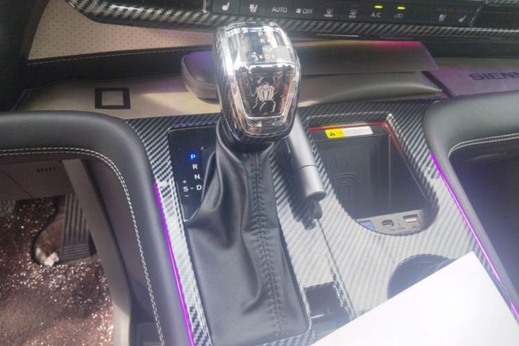 Used Toyota SIENNA 2023 2.5L Hybrid Comfort Edition Gear Lever