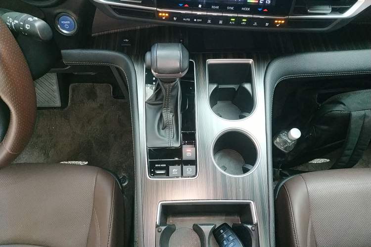 Used Toyota SIENNA 2023 2.5L Hybrid Platinum Edition Gear Lever