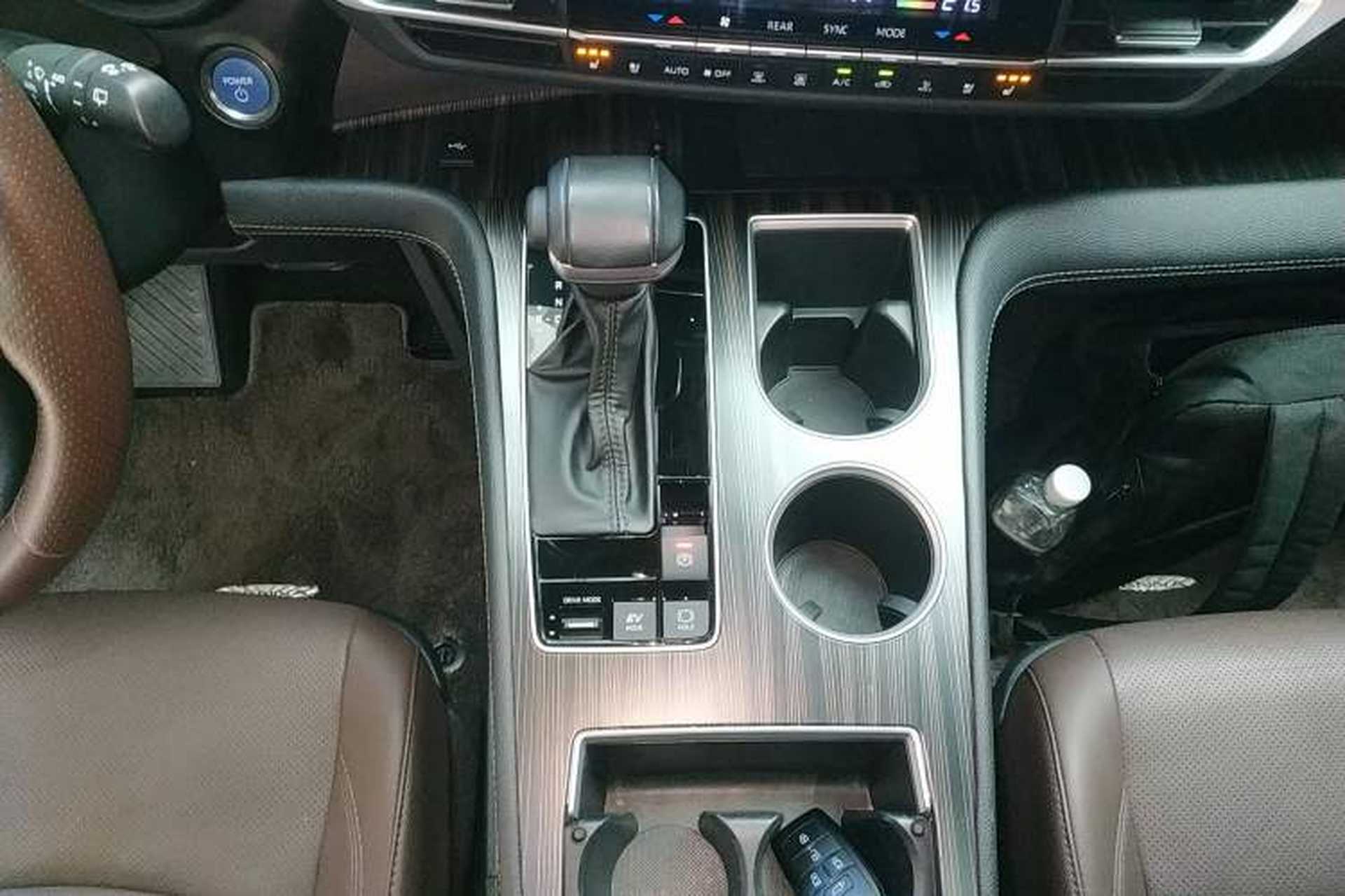 Used Toyota SIENNA 2023 2.5L Hybrid Platinum Edition Gear Lever