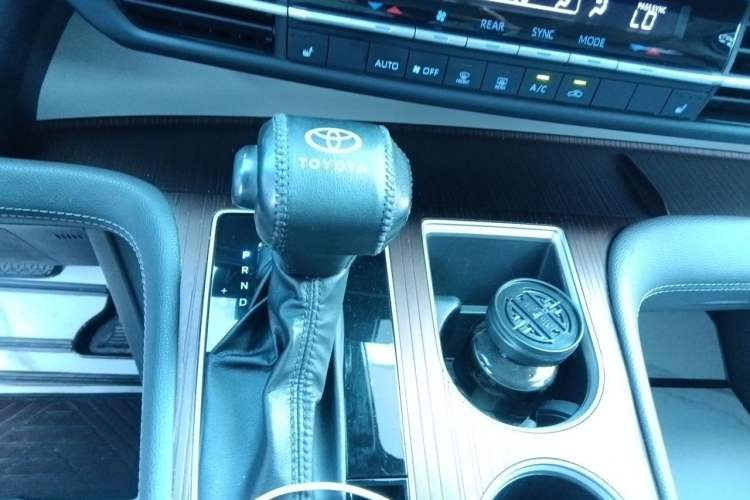 Used Toyota SIENNA 2023 2.5L Hybrid Luxury Edition Gear Lever