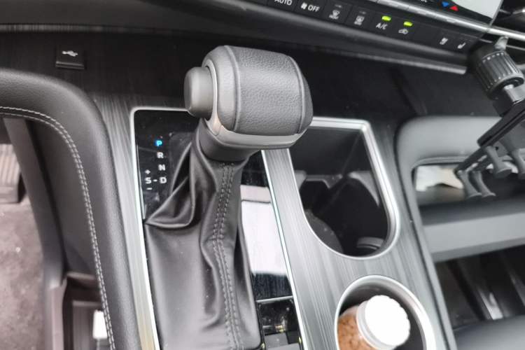 Used Toyota SIENNA 2023 2.5L Hybrid Deluxe Edition Gear Lever