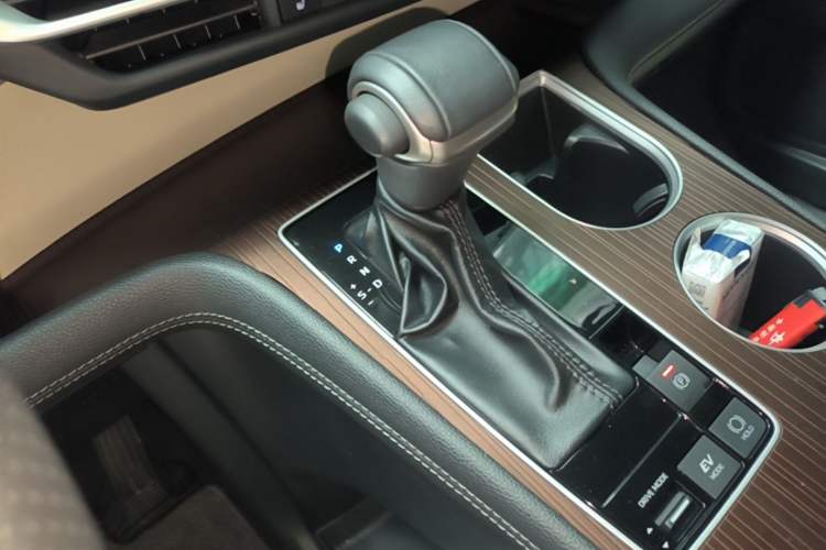 Used Toyota SIENNA 2023 2.5L Hybrid Luxury Edition Gear Lever