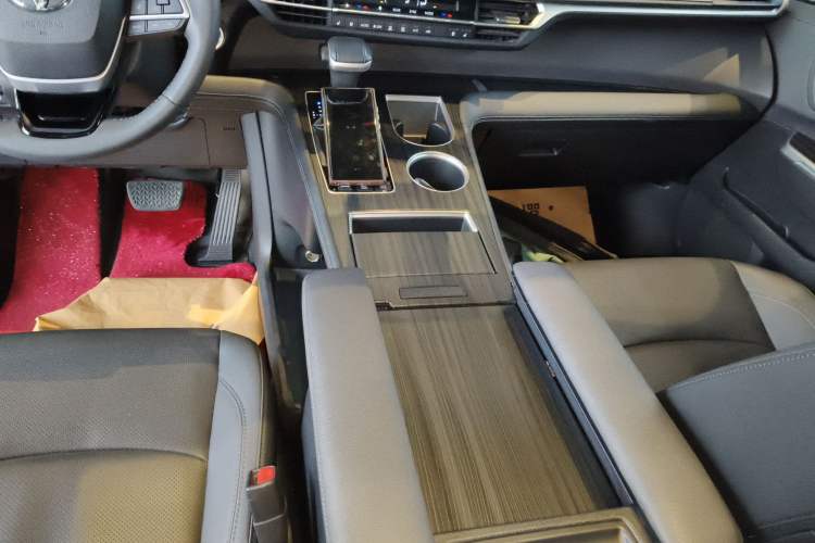 Used Toyota SIENNA 2023 2.5L Hybrid Deluxe Edition Gear Lever