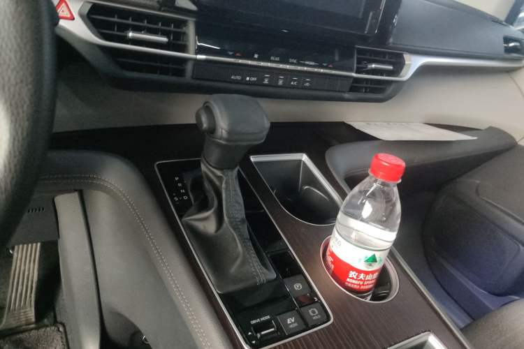 Used Toyota SIENNA 2023 2.5L Hybrid Comfort Edition Gear Lever