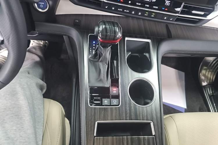 Used Toyota SIENNA 2023 2.5L Hybrid Deluxe Edition Gear Lever