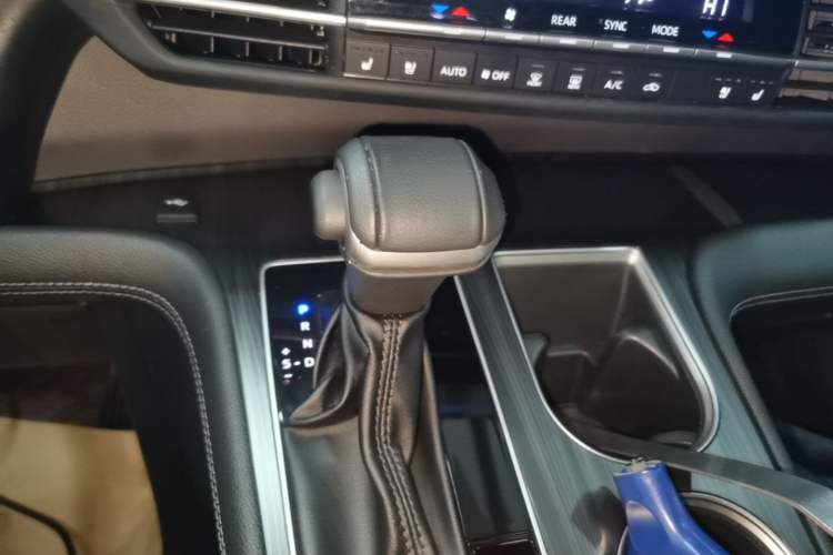 Used Toyota SIENNA 2023 2.5L Hybrid Deluxe Edition Gear Lever