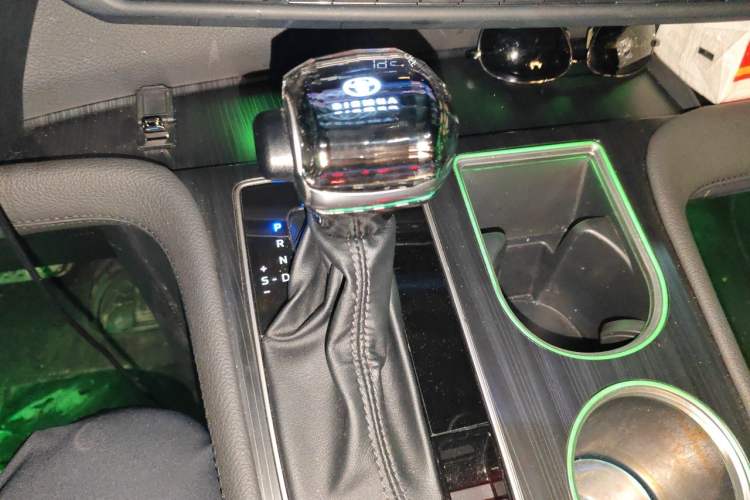 Used Toyota SIENNA 2023 2.5L Hybrid Deluxe Edition Gear Lever