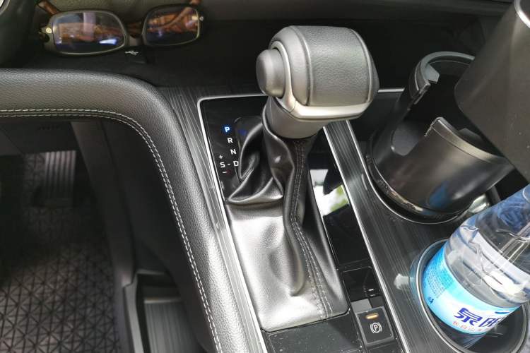 Used Toyota SIENNA 2023 2.5L Hybrid Platinum Edition Gear Lever