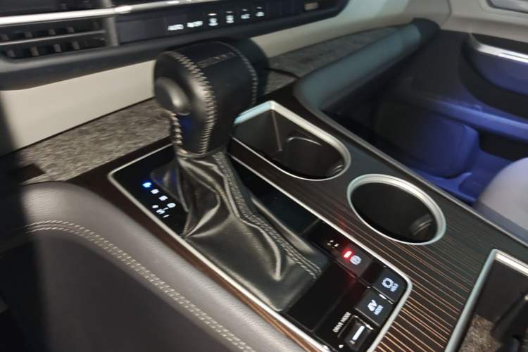 Used Toyota SIENNA 2023 2.5L Hybrid Comfort Edition Gear Lever