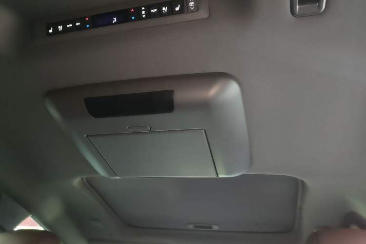 Used Toyota SIENNA 2023 2.5L Hybrid Platinum Edition Headliner