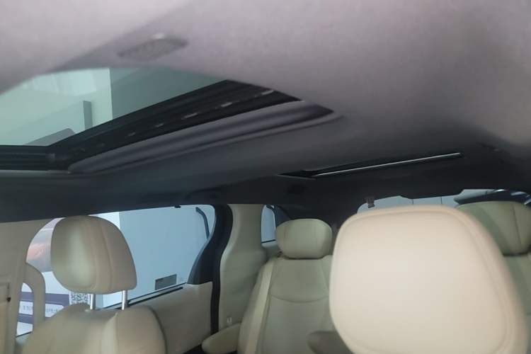 Used Toyota SIENNA 2023 2.5L Hybrid Ultimate Edition Headliner