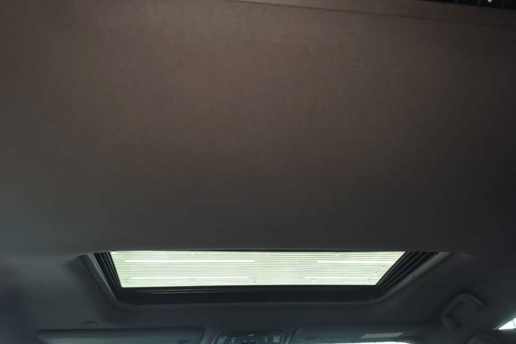 Used Toyota SIENNA 2023 2.5L Hybrid Deluxe Edition Headliner