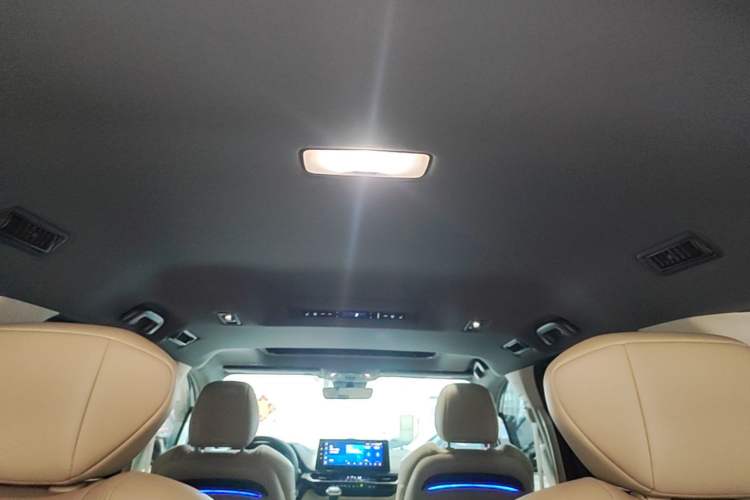 Used Toyota SIENNA 2023 2.5L Hybrid Deluxe Edition Headliner