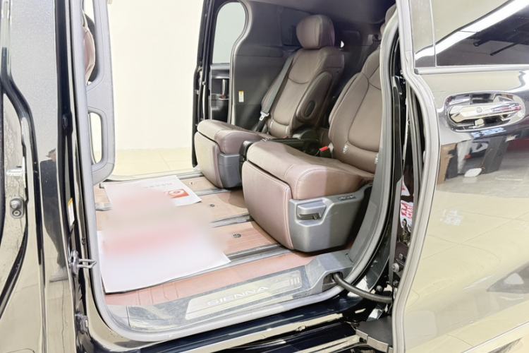 Used Toyota SIENNA 2023 2.5L Hybrid Platinum Edition Interior 1