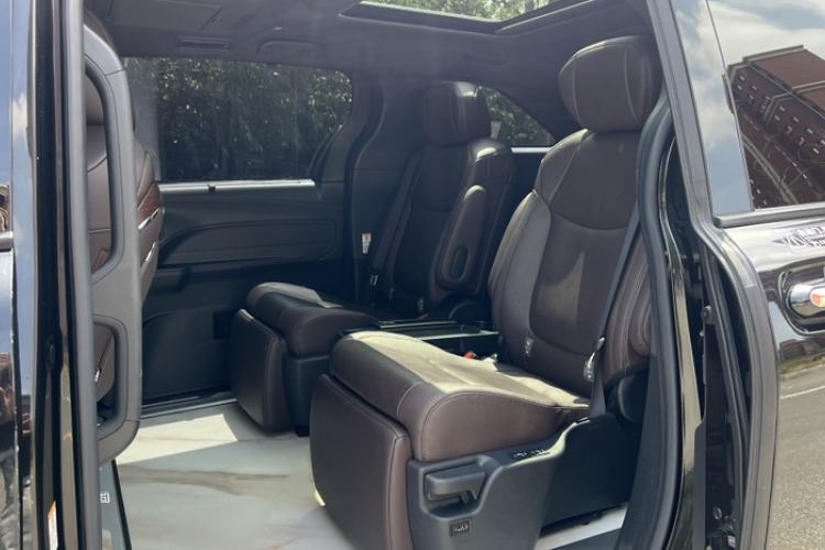 Used Toyota SIENNA 2023 2.5L Hybrid Ultimate Edition Interior 1
