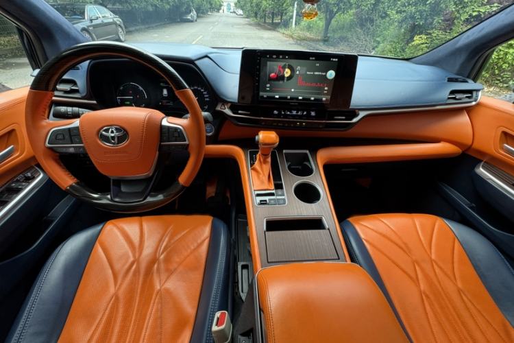 Used Toyota SIENNA 2023 2.5L Hybrid Luxury Edition Interior 1