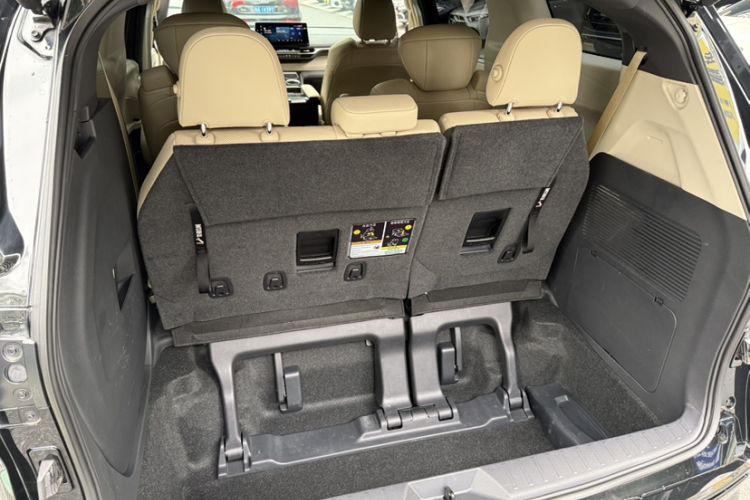 Used Toyota SIENNA 2023 2.5L Hybrid Deluxe Edition Interior 12
