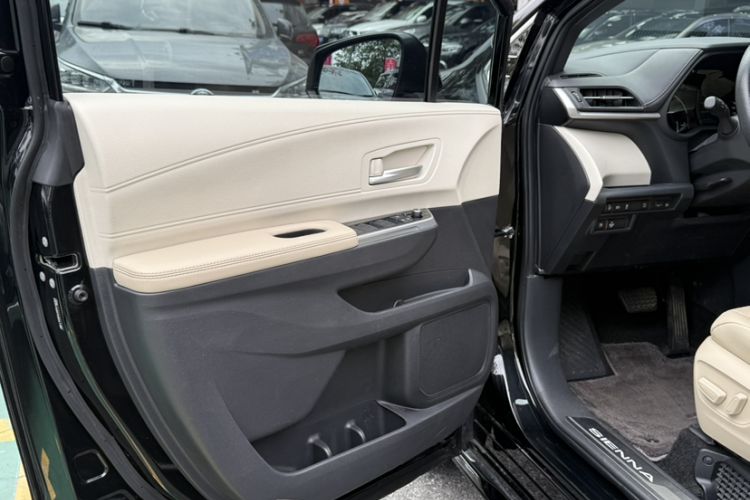 Used Toyota SIENNA 2023 2.5L Hybrid Deluxe Edition Interior 13