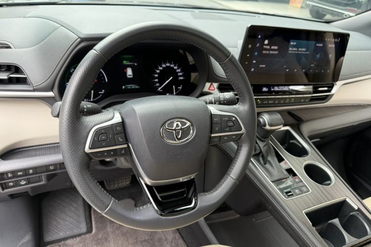 Used Toyota SIENNA 2023 2.5L Hybrid Deluxe Edition Interior 2