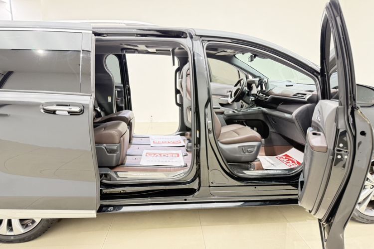Used Toyota SIENNA 2023 2.5L Hybrid Platinum Edition Interior 2