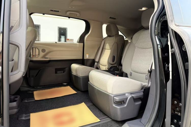 Used Toyota SIENNA 2023 2.5L Hybrid Comfort Edition Interior 2