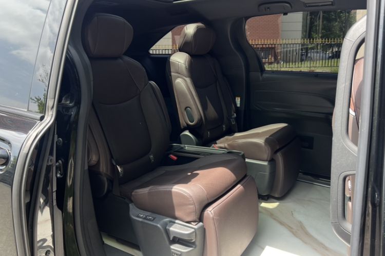 Used Toyota SIENNA 2023 2.5L Hybrid Ultimate Edition Interior 2