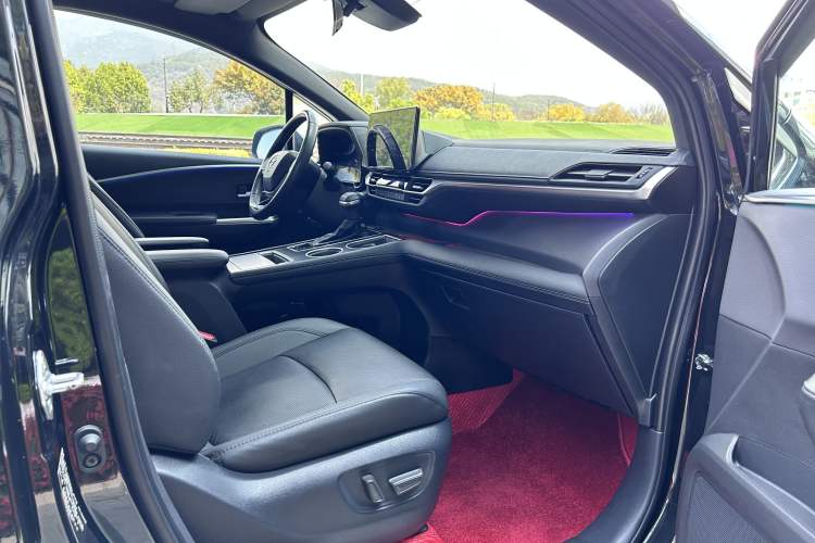 Used Toyota SIENNA 2023 2.5L Hybrid Deluxe Edition Interior 2