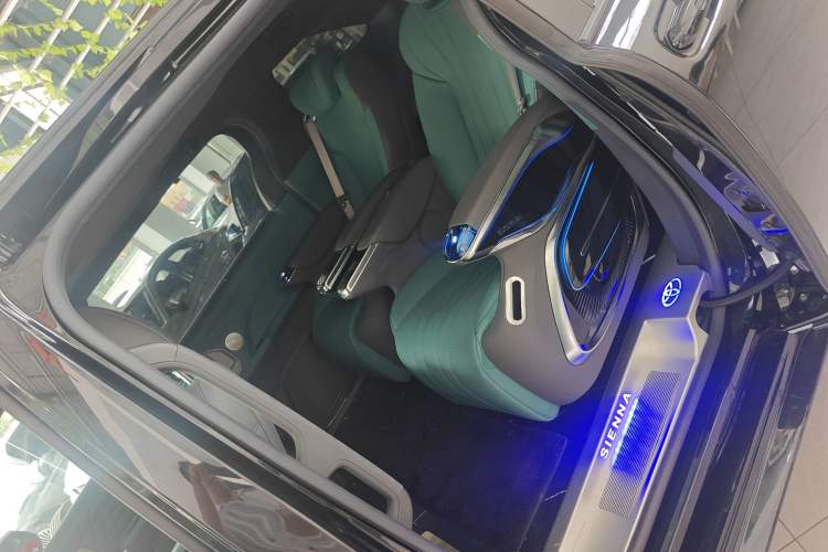 Used Toyota SIENNA 2023 2.5L Hybrid Comfort Edition Interior 2